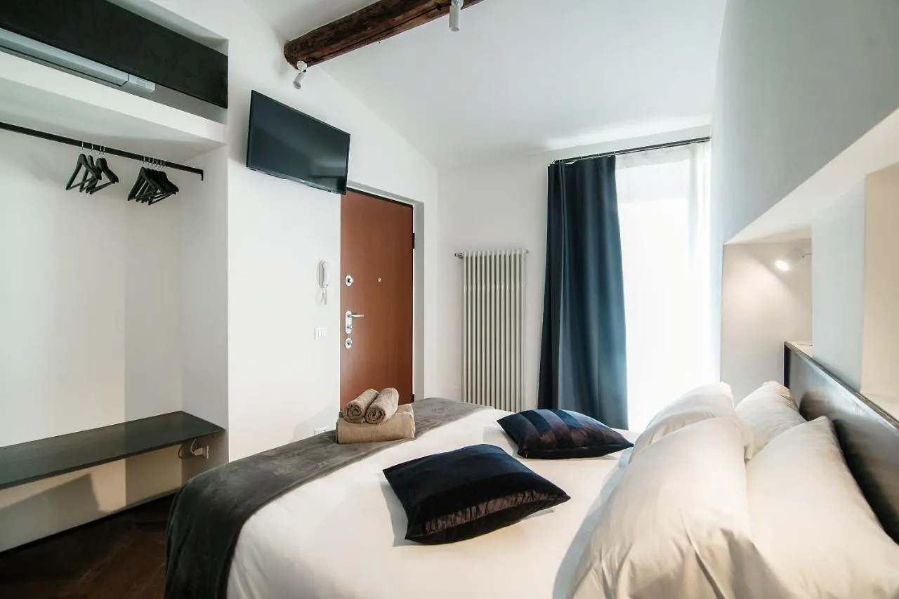 Caesar Suites - The House Of Travelers Como Casa de hóspedes