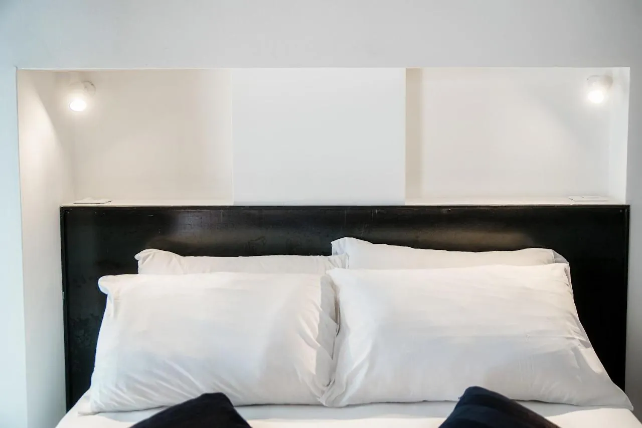 Caesar Suites - The House Of Travelers Côme Affittacamere